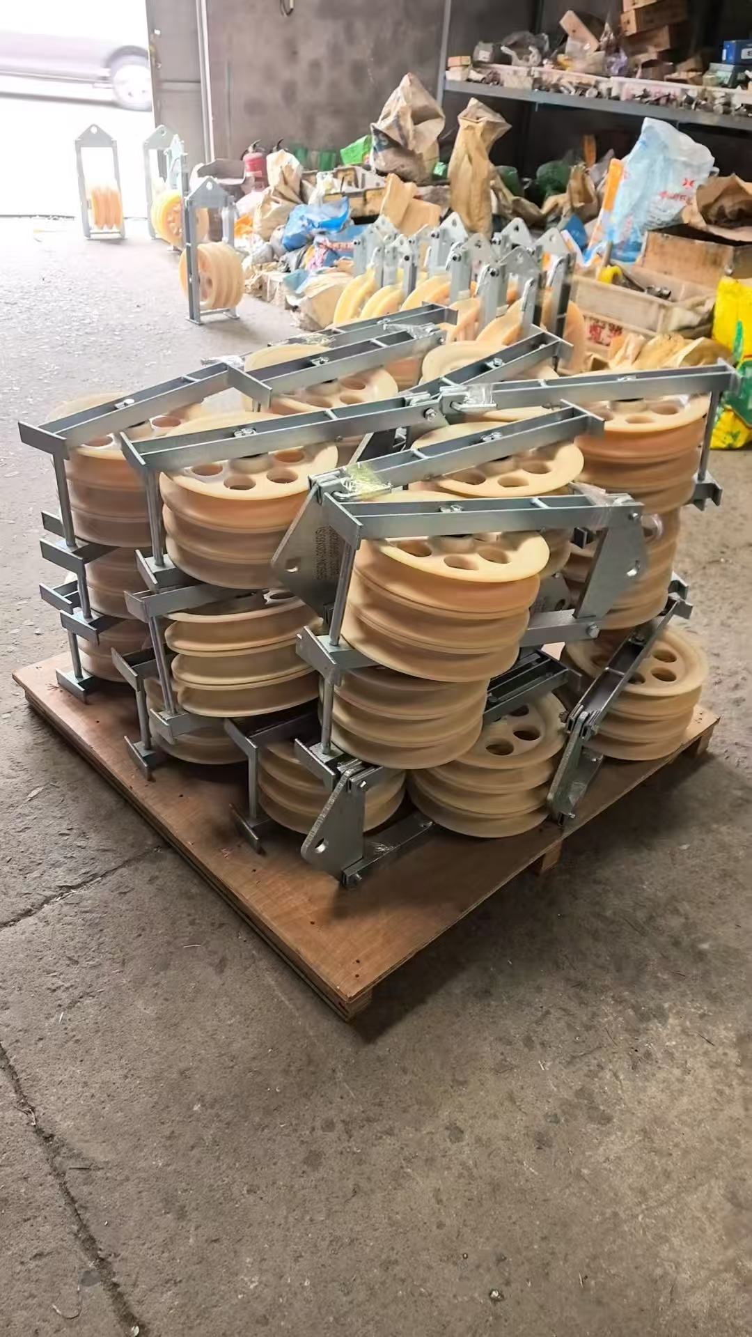 Blog perusahaan terbaru tentang Cara Memilih Tali Kawat Baja Anti-Torsi yang Tepat untuk Proyek Saluran Transmisi