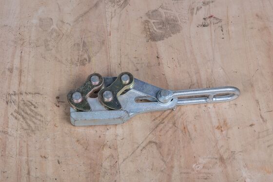 Beli Durable Earth Wire Tensioning Clamp for 50-70mm² with 20-30 kN Load Capacity and Quick Cam-Locking online manufacture